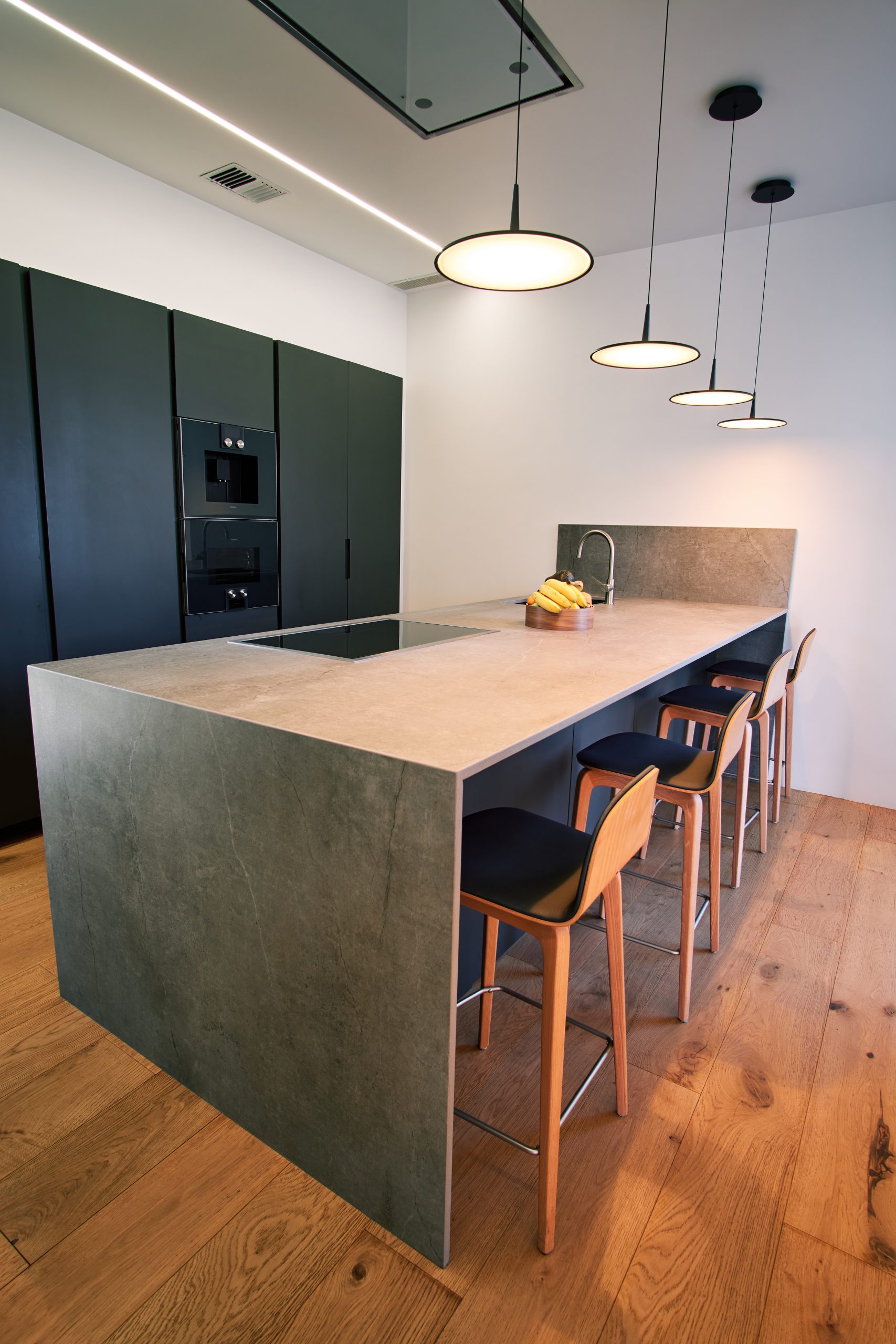 cocina-moderna-con-sillas-lom-interiorismo-diseño-de-interiores